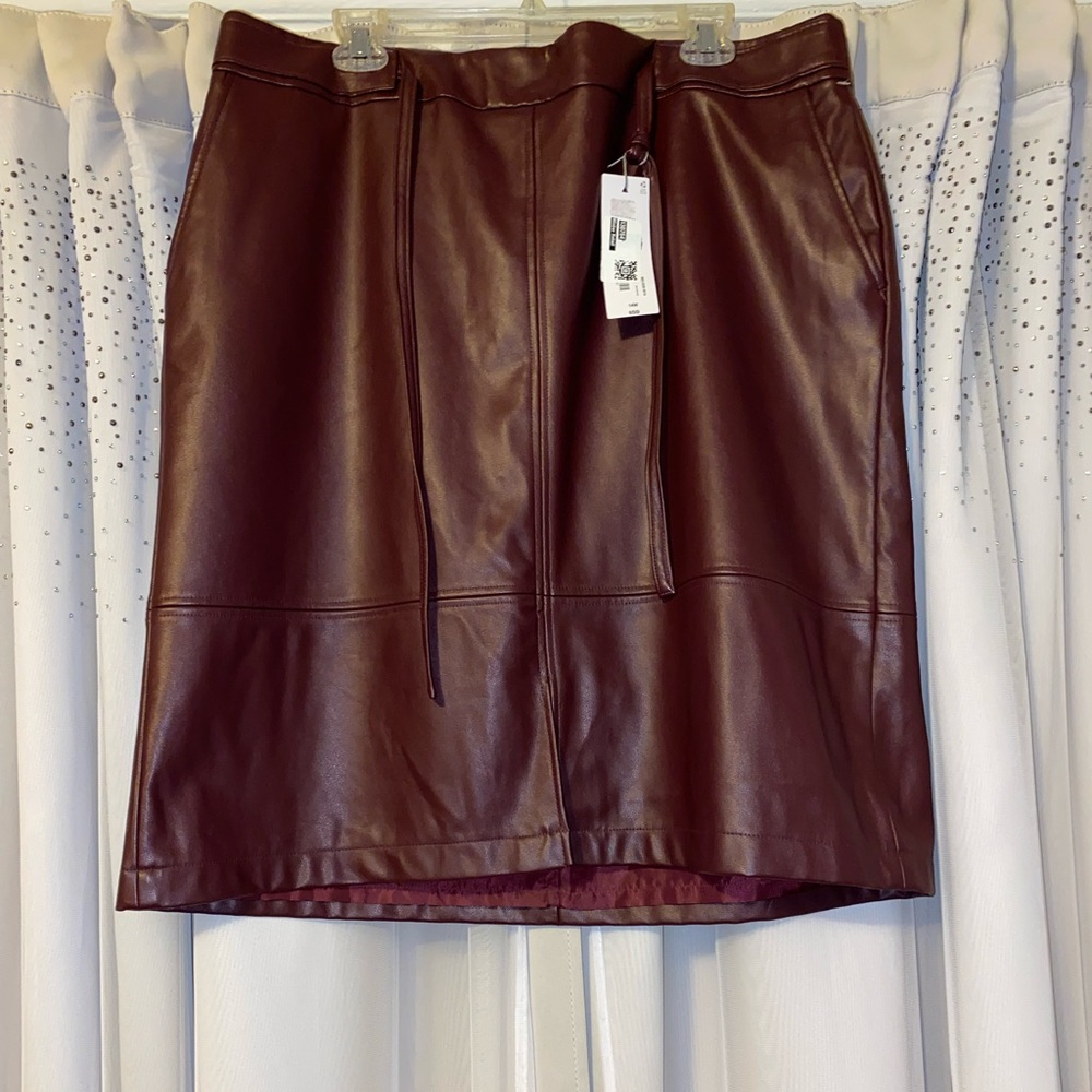 Brand: Liz Clairborne
Size: 14W, Waist- 20”, Length- 25”
Color: Brown